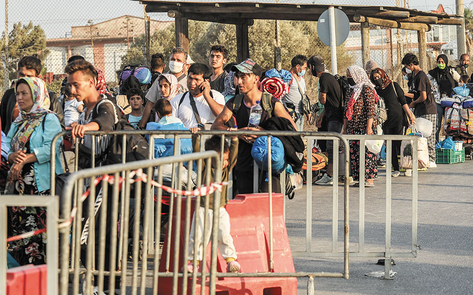 χιλιάδες-παραμένουν-στους-δρόμους-τη-561081481