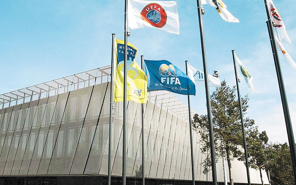απειλούν-ευθέως-με-grexit-οι-fifa-και-uefa-561083194