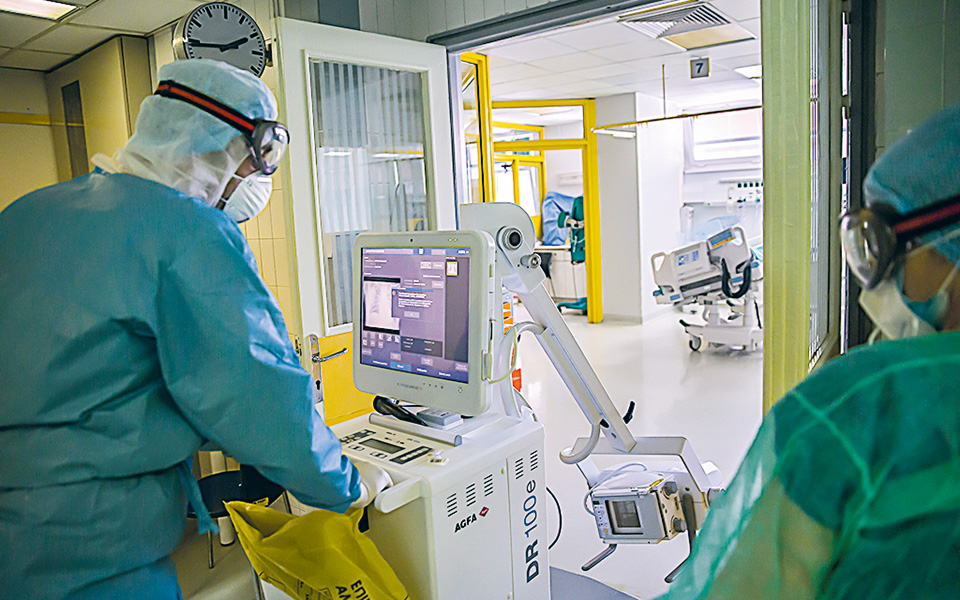 στις-πλατείες-η-μάχη-με-τον-ιό-561087205