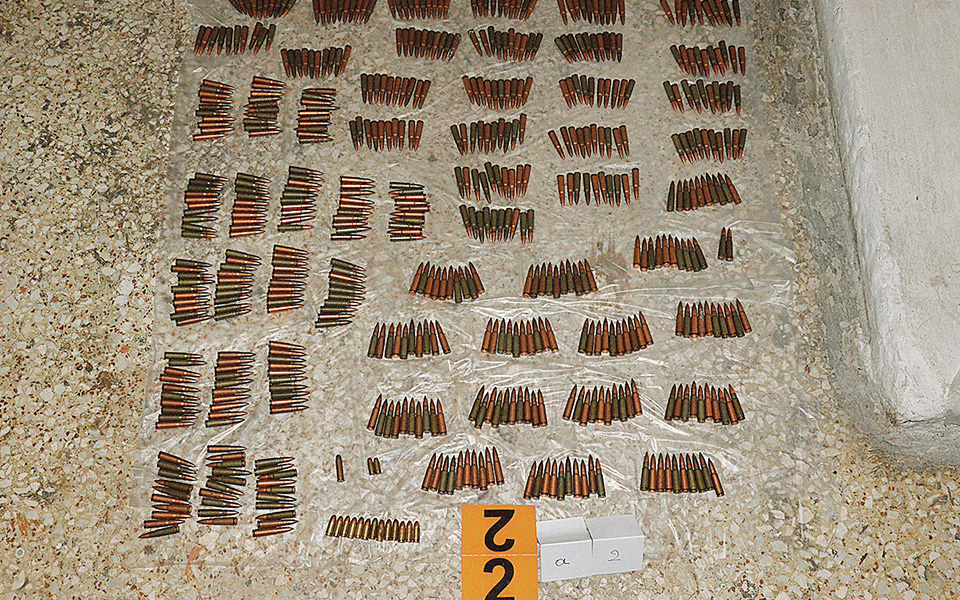 τρεις-συλλήψεις-δείχνουν-την-ολα-561091909