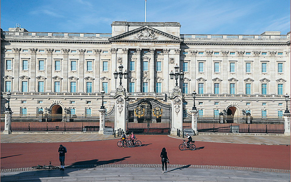 μπάκιγχαμ-σπατάλες-και-ιός-φέρνουν-λι-561093775