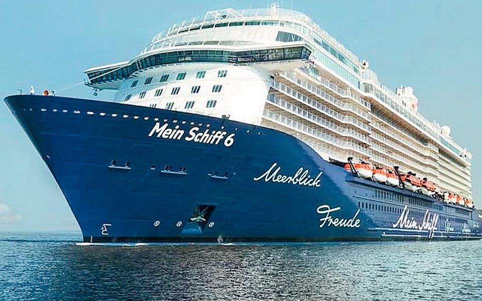 στο-λιμάνι-του-πειραιά-κατέπλευσε-το-κ-561096202