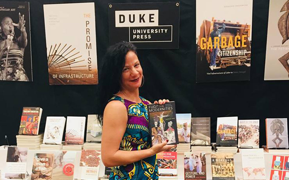 ηπα-λευκή-καθηγήτρια-και-ακτιβίστρια-561066523