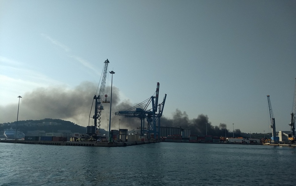 ιταλία-πυρκαγιά-στο-λιμάνι-της-ανκόνα-561080422