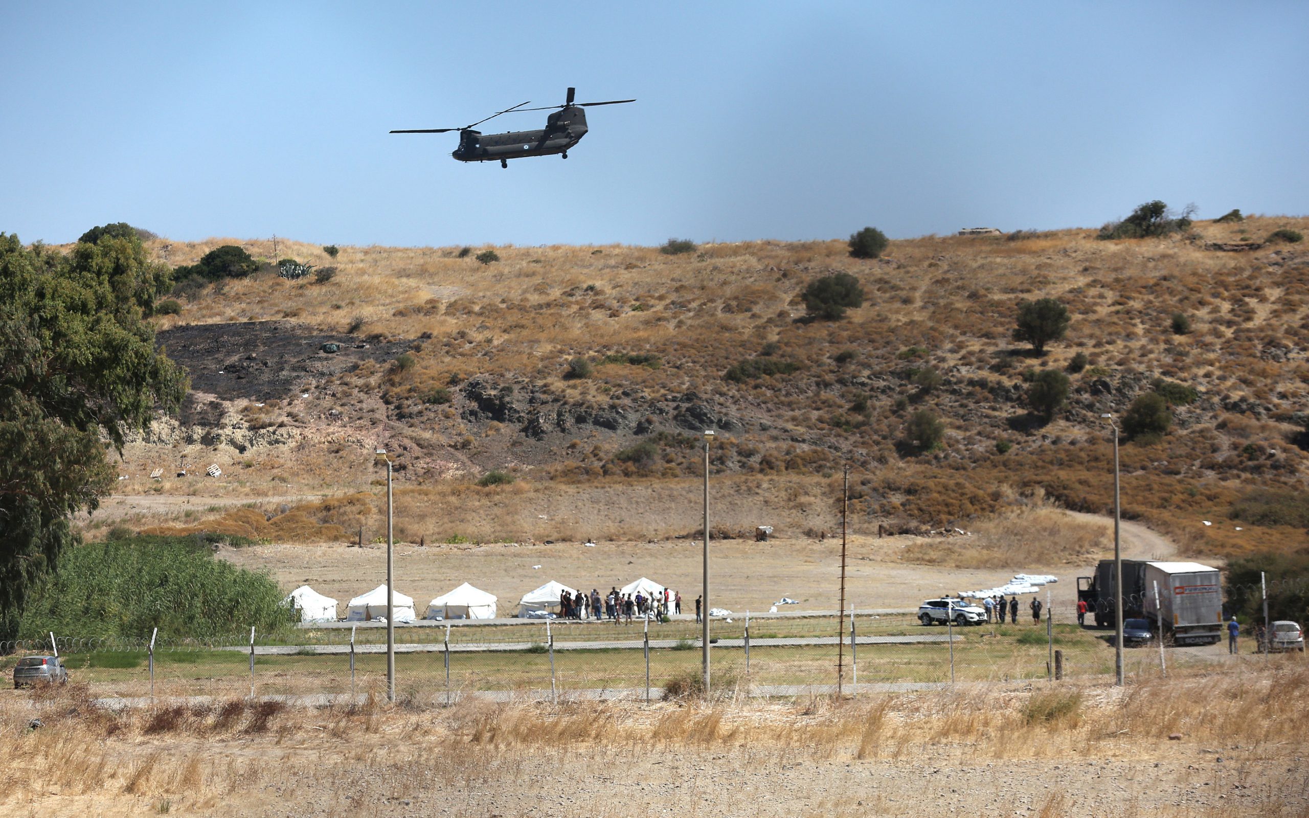 μόρια-μεταφορά-σκηνών-με-ελικόπτερα-γ-561075226