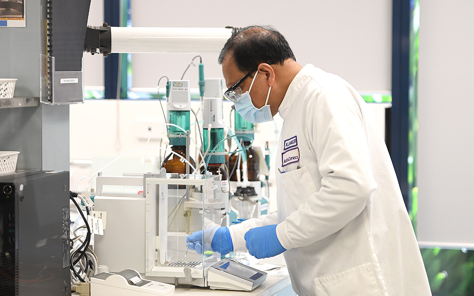 μάχη-κατασκόπων-για-το-εμβόλιο-561076783