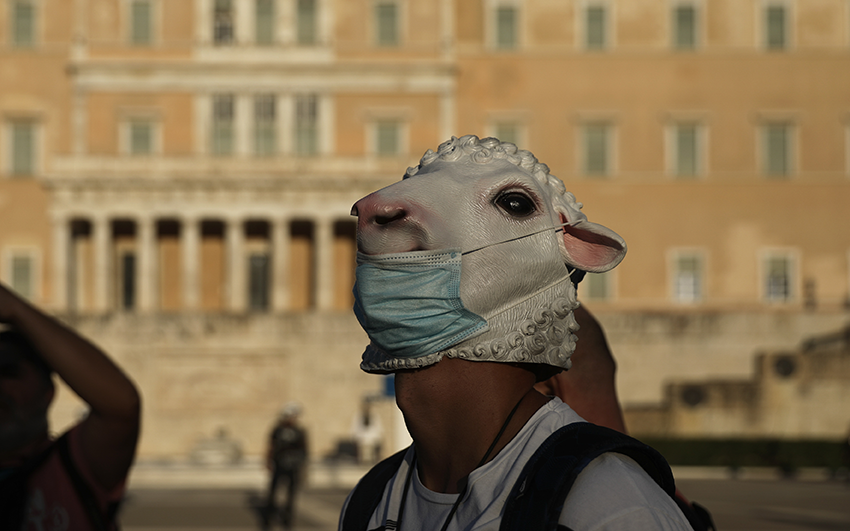 Στις πλατείες των «μασκομάχων»-1