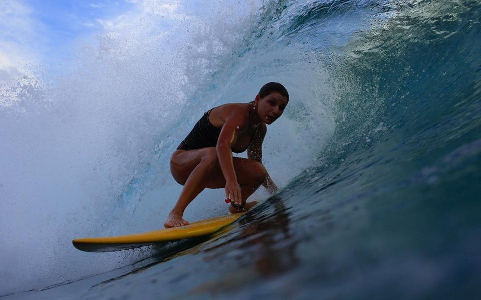 η-βραζιλιάνα-που-δαμάζει-τα-κύματα-βίν-561096913