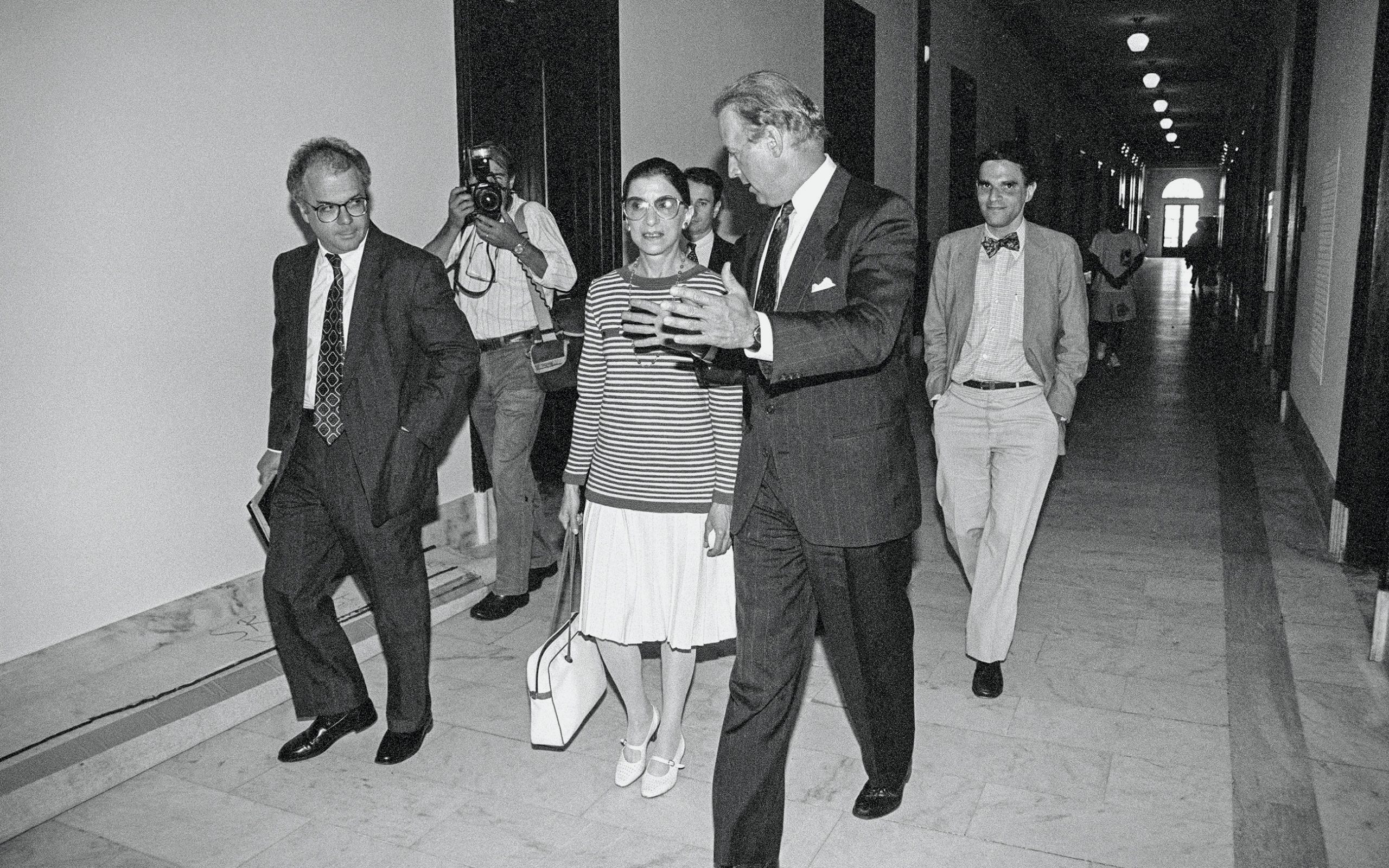 η-ρουθ-και-ο-τζο-στον-διάδρομο-της-ιστορ-561095248