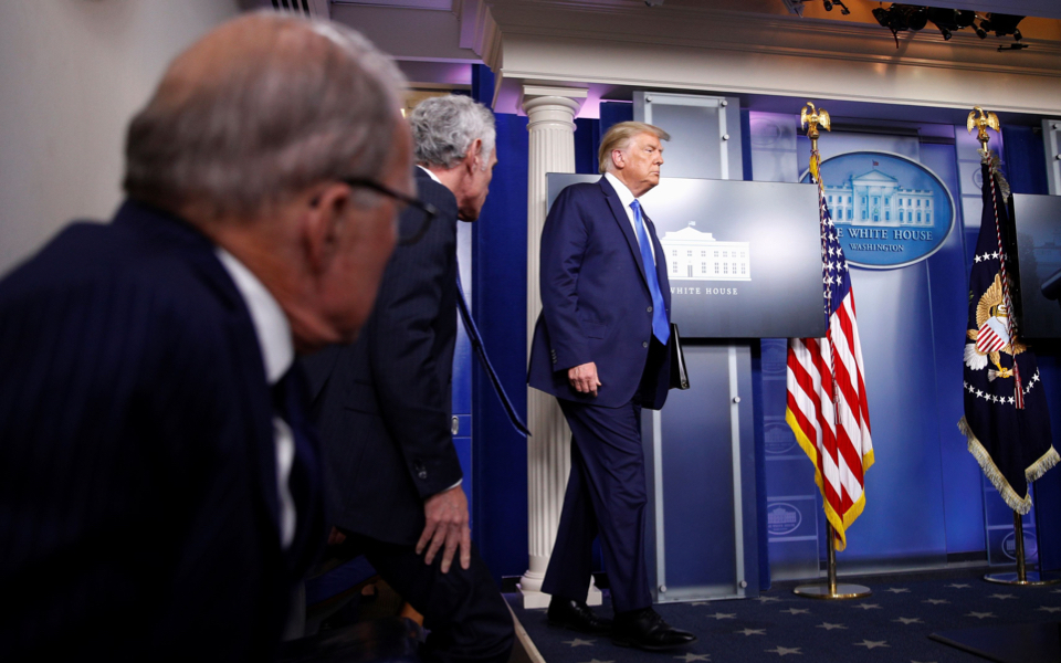 ο-τραμπ-δεν-αποκλείει-να-μην-παραδώσει-561091018