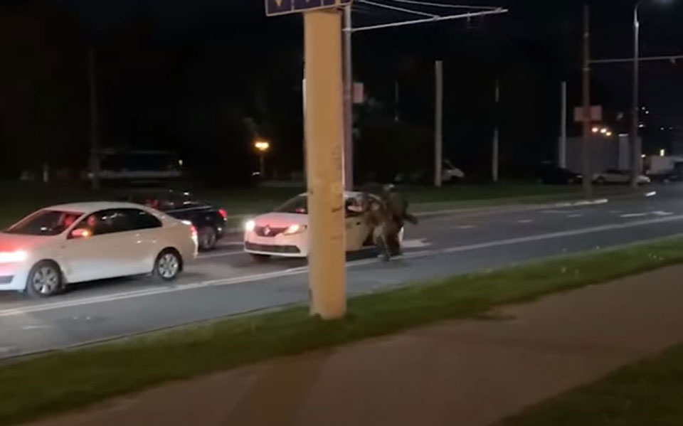 λευκορωσία-οδηγός-ταξί-βοηθάει-διαδη-561091504