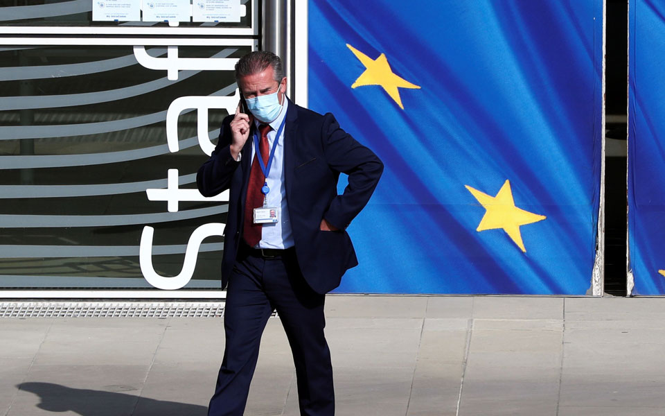 μέχρι-πέντε-στενές-επαφές-ανά-μήνα-για-561089917