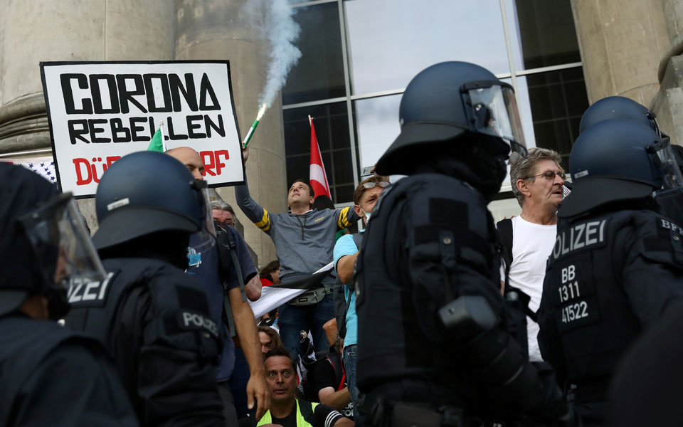 η-θεωρία-συνωμοσίας-qanon-ρίχνει-τη-σκιά-τη-561078157