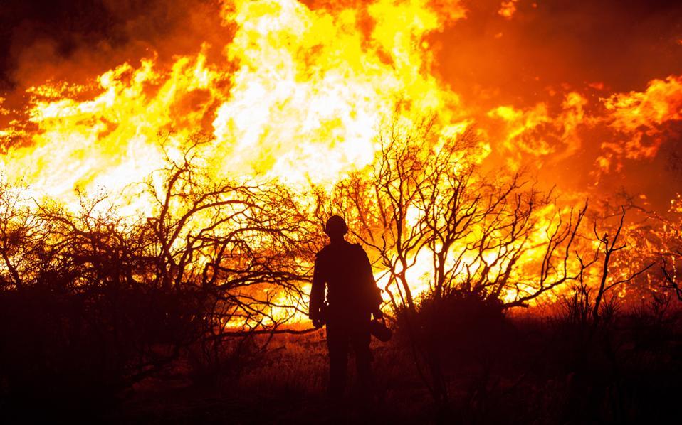 ηπα-οι-πυρκαγιές-αναζωπυρώνουν-την-πο-561077671