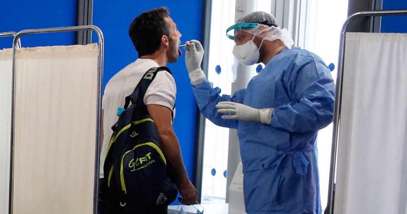 κορωνοϊός-ένα-βήμα-από-το-κόκκινο-η-ατ-561086488