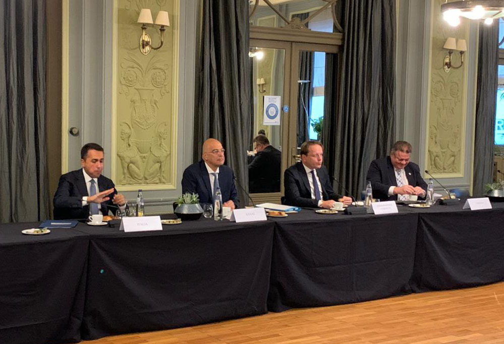 συμμετοχή-ν-δένδια-σε-πρόγευμα-εργασί-561086323