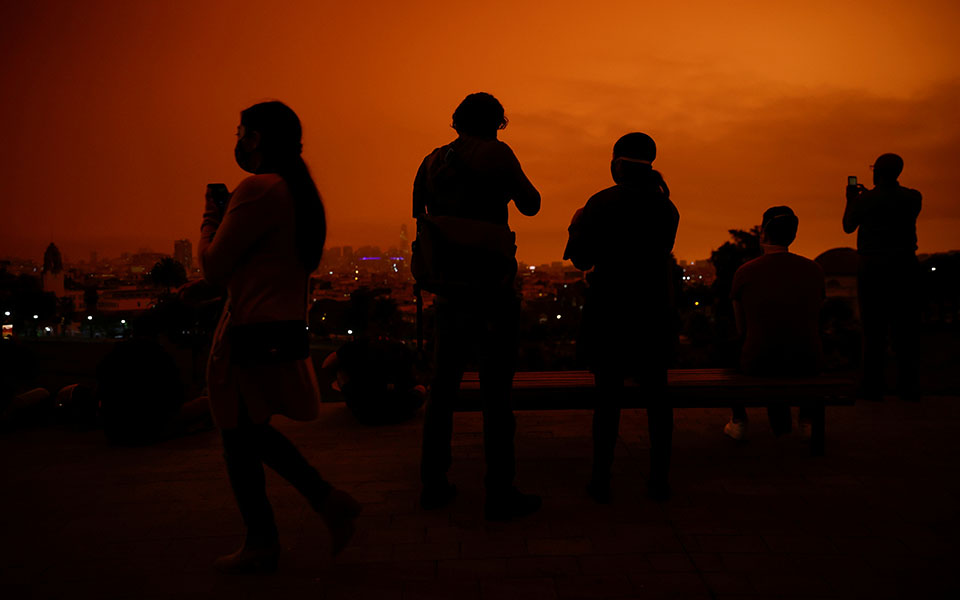 πυρκαγιές-πορτοκαλί-ομίχλη-κάλυψε-561072760