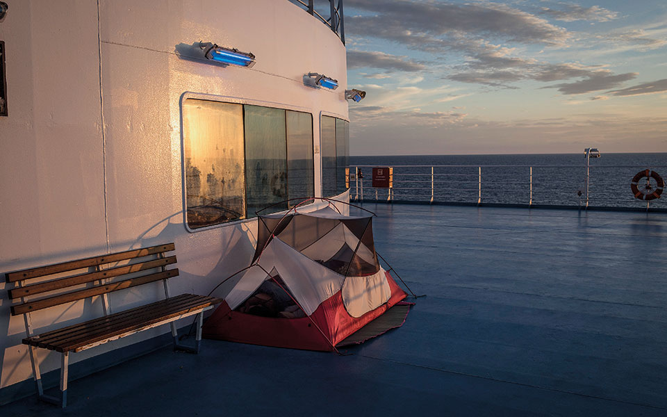 και-το-πλοίο-φεύγει-2395103