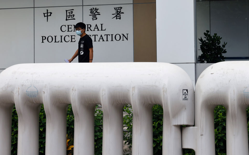 e-e-η-σύλληψη-γουόνγκ-τορπιλίζει-την-εμ-561091285