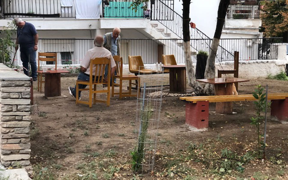 Θεσσαλονίκη: Κάτοικοι μετέτρεψαν εγκαταλελειμμένο οικόπεδο σε «καφενείο» λόγω κορωνοϊού-1