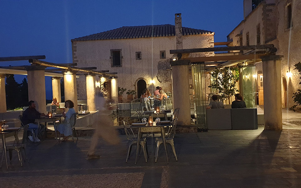 αρχοντική-φιλοξενία-και-γεύσεις-561089785