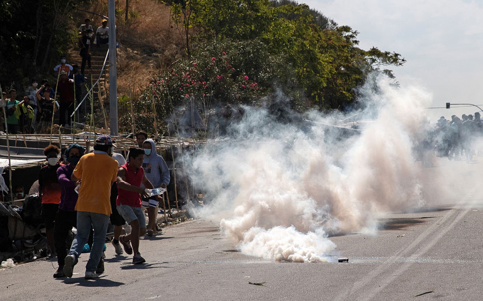 Πετροπόλεμος και χρήση χημικών στη Λέσβο-1
