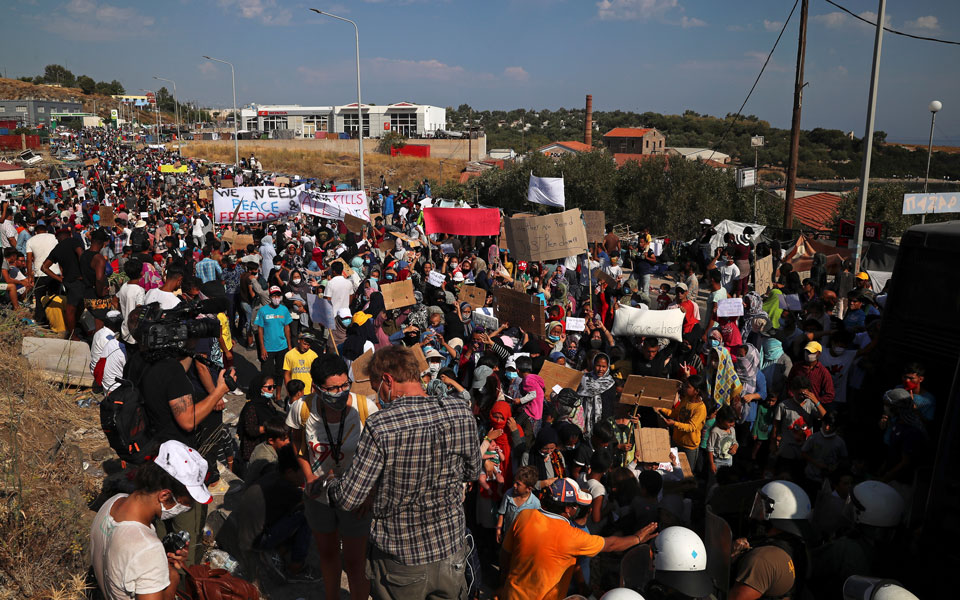Διαδηλώσεις προσφύγων και μεταναστών στη Μυτιλήνη-3