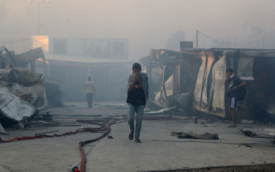 Στις φλόγες το ΚΥΤ της Μόριας – Διμοιρίες των ΜΑΤ μεταβαίνουν στη Λέσβο-3