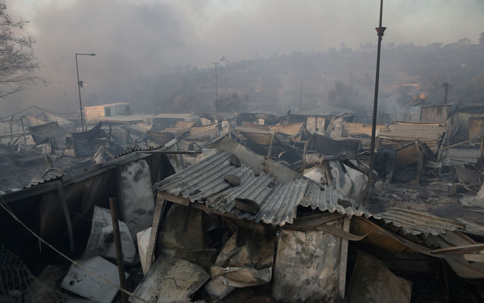 Στις φλόγες το ΚΥΤ της Μόριας – Διμοιρίες των ΜΑΤ μεταβαίνουν στη Λέσβο-2