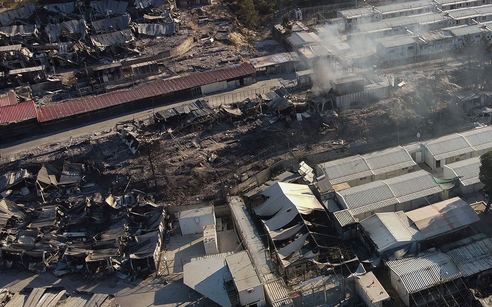 μόρια-κάτοικοι-εμποδίζουν-τον-καθαρι-561073132