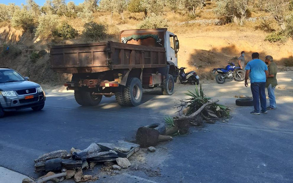 μπλόκο-των-κατοίκων-στον-δρόμο-που-οδη-561073063