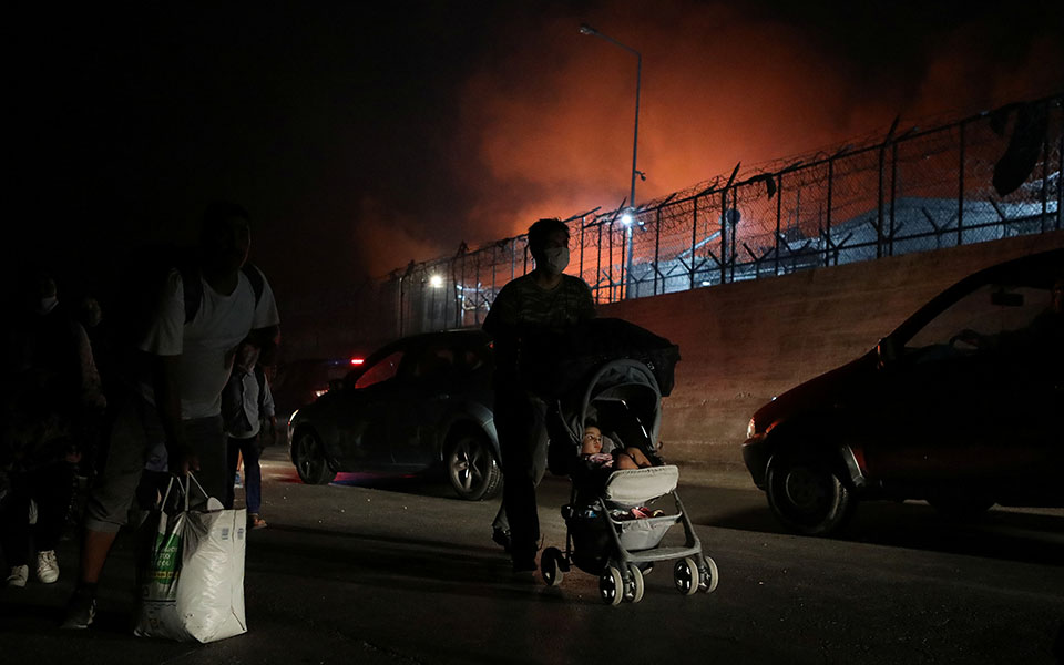 Στις φλόγες το ΚΥΤ της Μόριας – Διμοιρίες των ΜΑΤ μεταβαίνουν στη Λέσβο-6