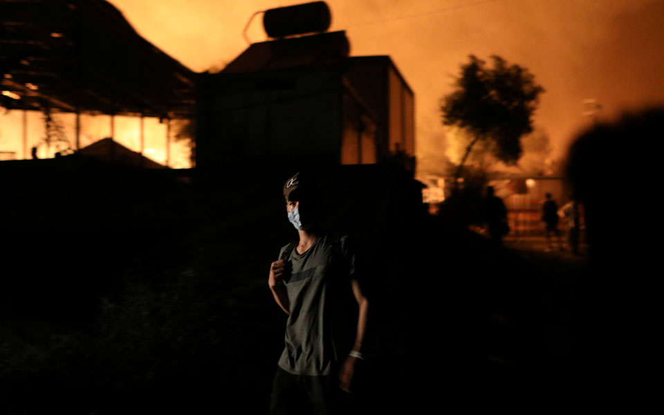 Στις φλόγες το ΚΥΤ της Μόριας – Διμοιρίες των ΜΑΤ μεταβαίνουν στη Λέσβο-7