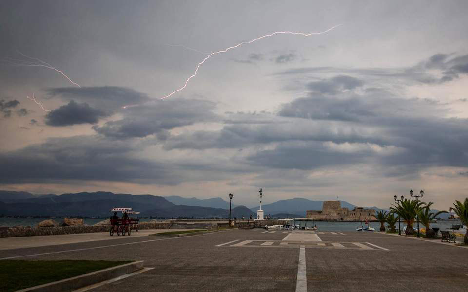 ψυχρό-μέτωπο-προκαλεί-καταιγίδες-στο-561093925