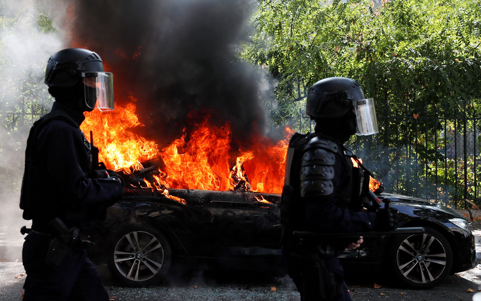 παρίσι-ταραχές-σε-διαδήλωση-των-κίτρ-561076375