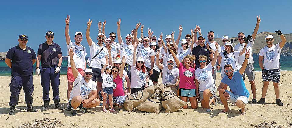 Κατερίνα Τοπούζογλου: μια γητεύτρια καρχαριών καθαρίζει ακτές και βυθό από τα σκουπίδια-1