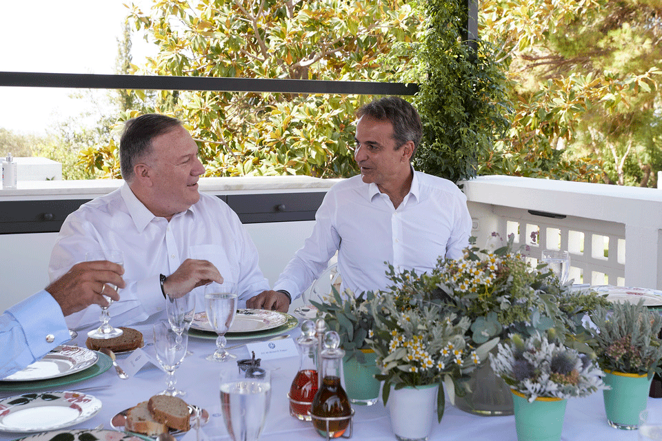 κρητικά-εδέσματα-στο-γεύμα-εργασίας-μ-561097234