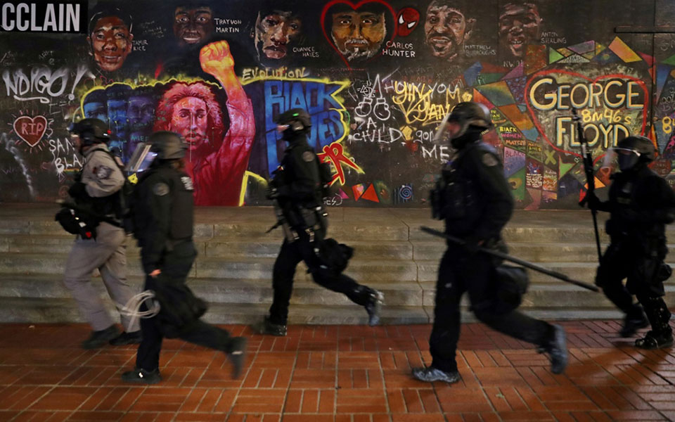 βίαιες-συγκρούσεις-στο-πόρτλαντ-ύστε-561095020