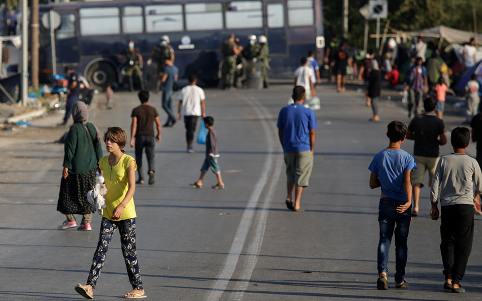 Λέσβος: Αστυνομική επιχείρηση για τη μεταφορά προσφύγων στο Καρά Τεπέ (βίντεο)-2