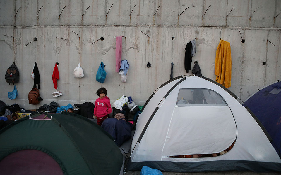 Λέσβος: Αστυνομική επιχείρηση για τη μεταφορά προσφύγων στο Καρά Τεπέ (βίντεο)-1