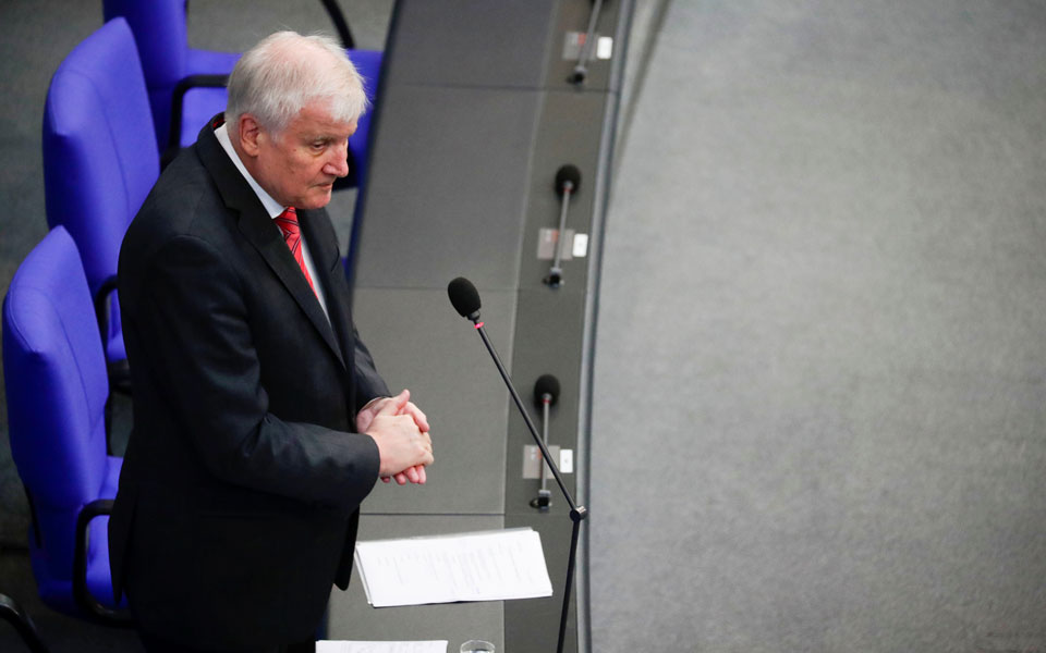 ο-ζέεχοφερ-υπερασπίστηκε-στη-μπούντε-561081142