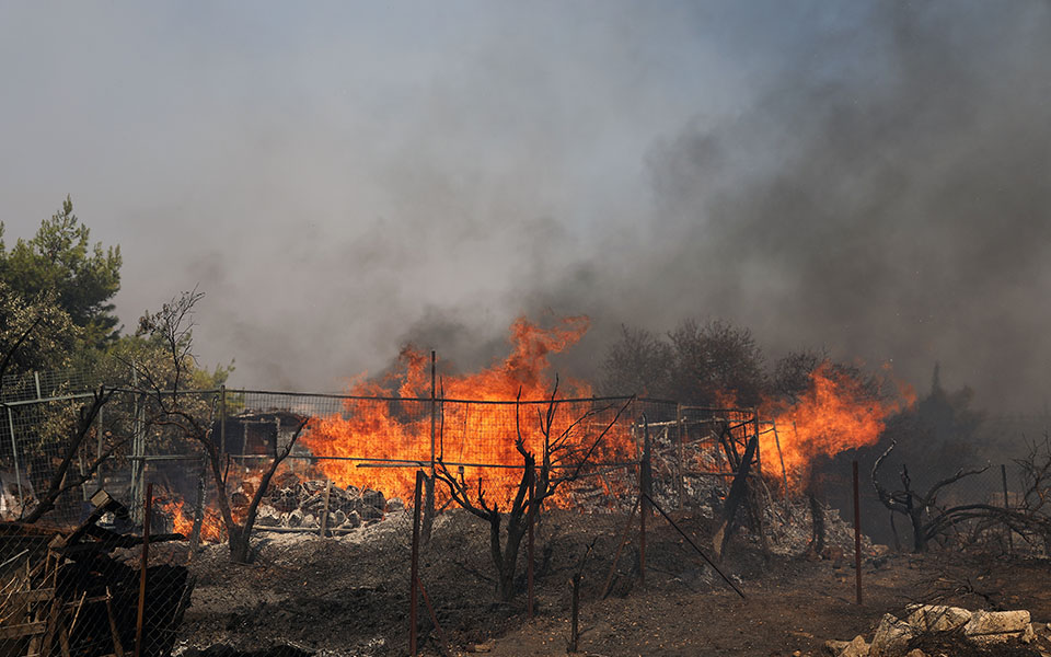 Σε ύφεση η φωτιά στον Νέο Βουτζά – Ζημιές σε σπίτια στη Νοτιοανατολική Αττική-2