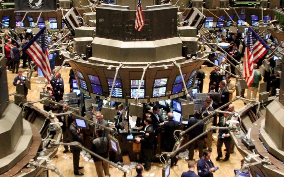 χρηματιστήρια-δειλά-χαμόγελα-σε-wall-street-561088540