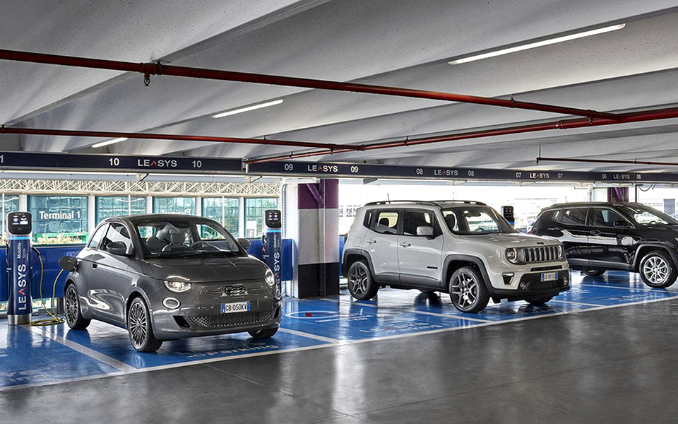 h-fiat-chrysler-automobiles-βάζει-στην-πρίζα-και-το-αεροδρ-561093232