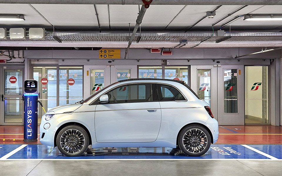 h-fiat-chrysler-automobiles-βάζει-στην-πρίζα-την-ηλεκτροκί-561073150