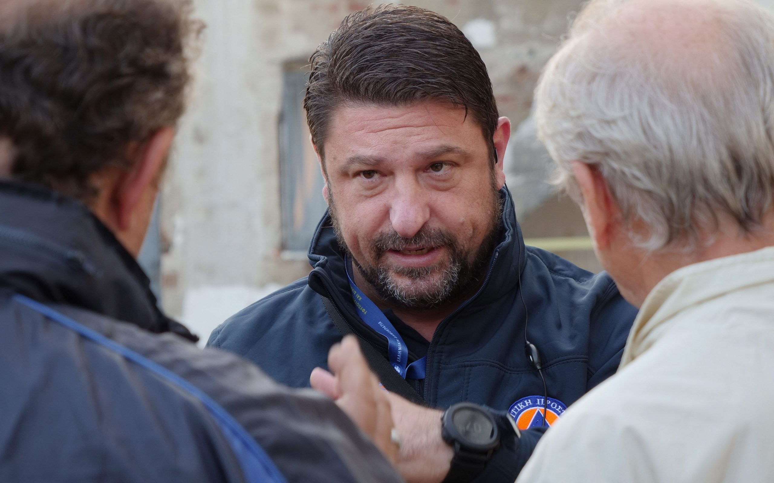 νίκος-χαρδαλιάς-φίλησε-το-χέρι-ιερέα-σ-561088045