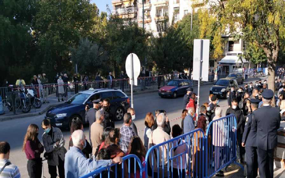 Θεσσαλονίκη: Εικόνες συνωστισμού στον Άγιο Δημήτριο-2