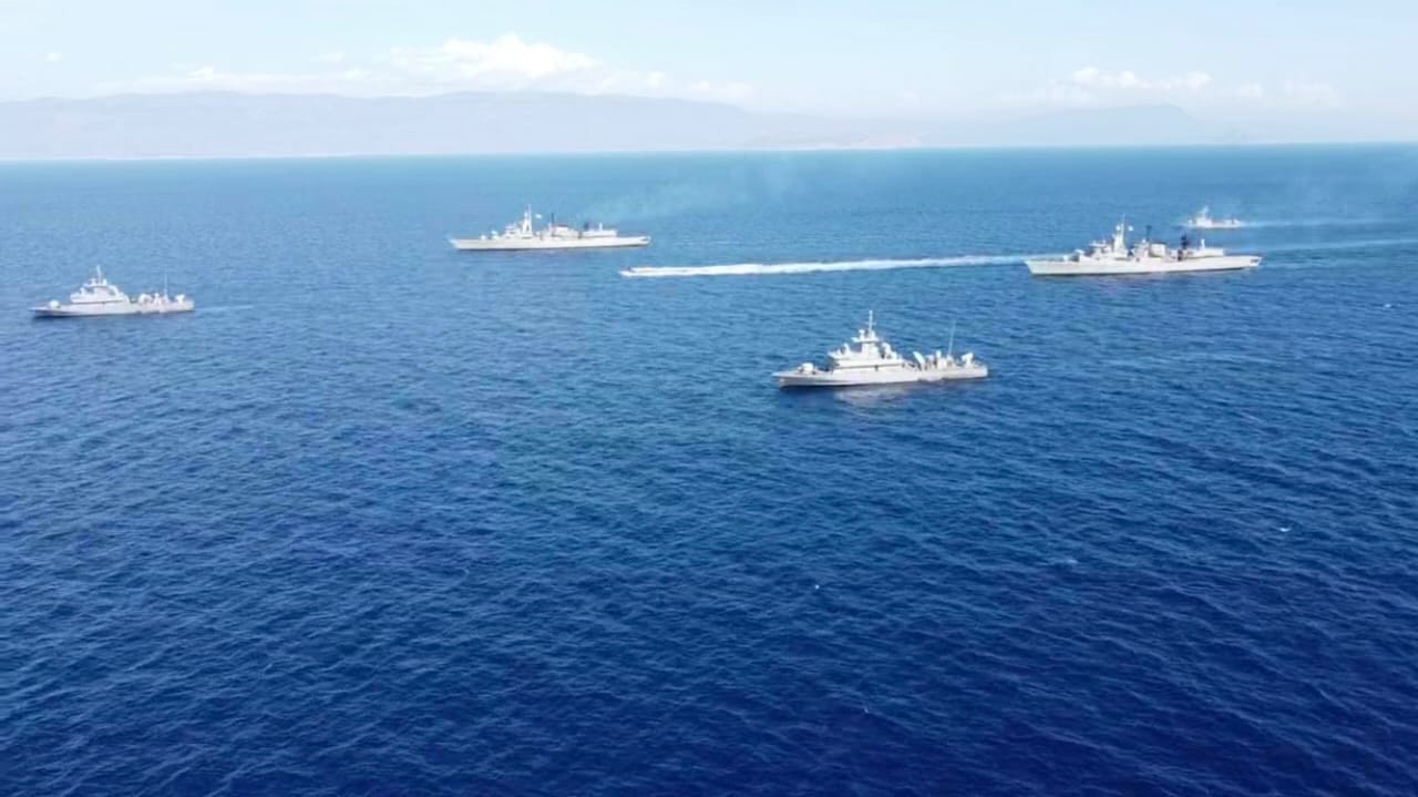 πλωτή-ασπίδα-γύρω-από-το-καστελλόρι-561124585
