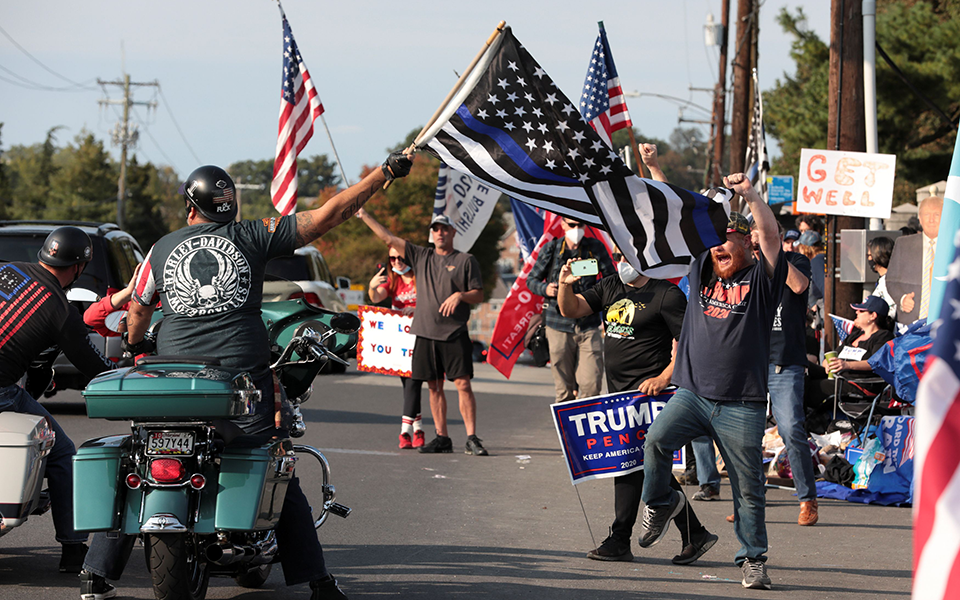 Αντιδράσεις για τη «βόλτα» Τραμπ έξω από το νοσοκομείο-1