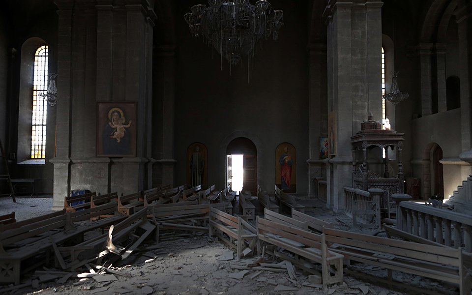 Βομβαρδισμοί των Αζέρων έπληξαν ιστορικό αρμένικο καθεδρικό ναό-1